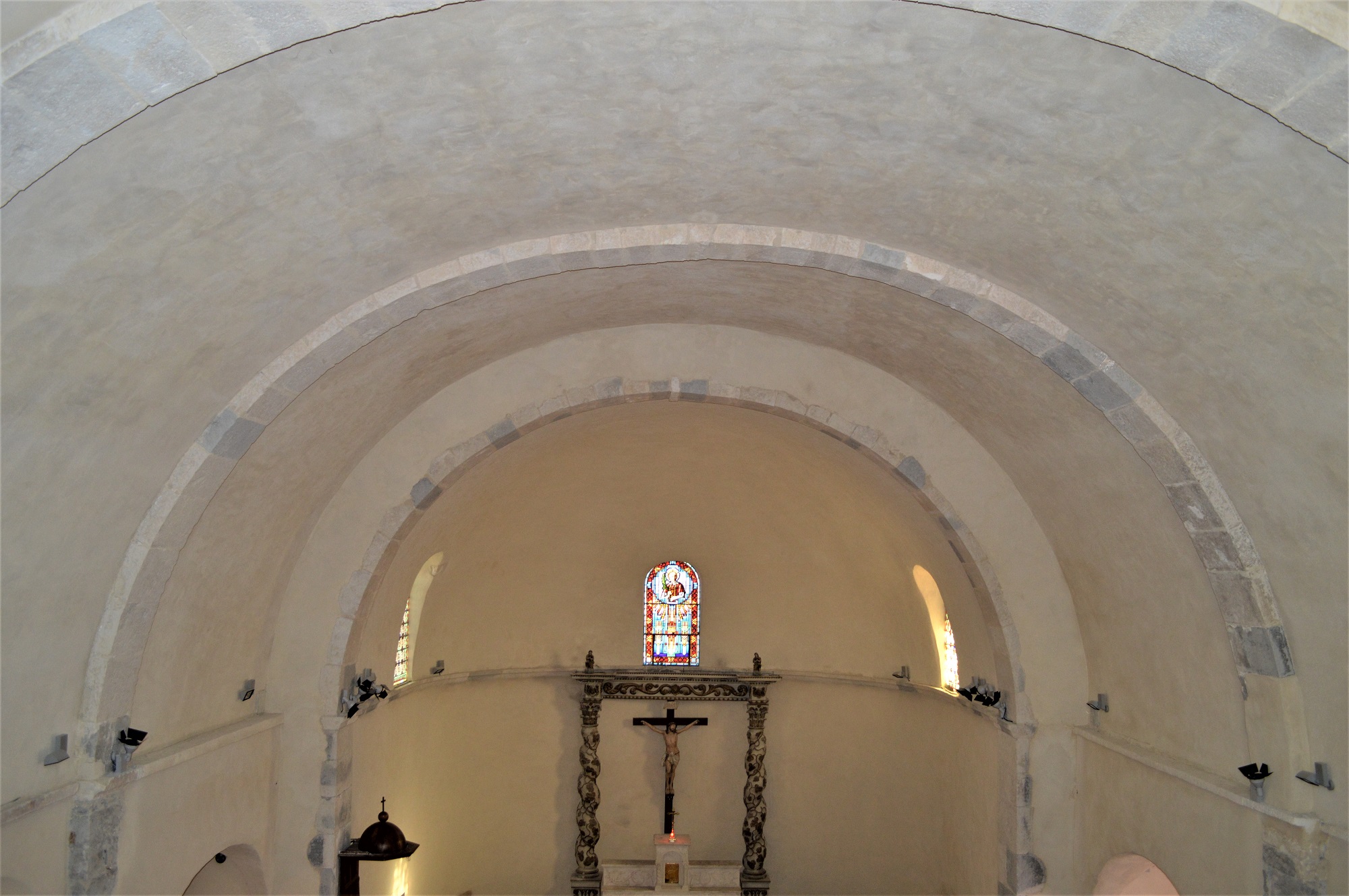 Enduit au mortier de chaux naturelle des voûtes et des murs de l'église de Valvignères