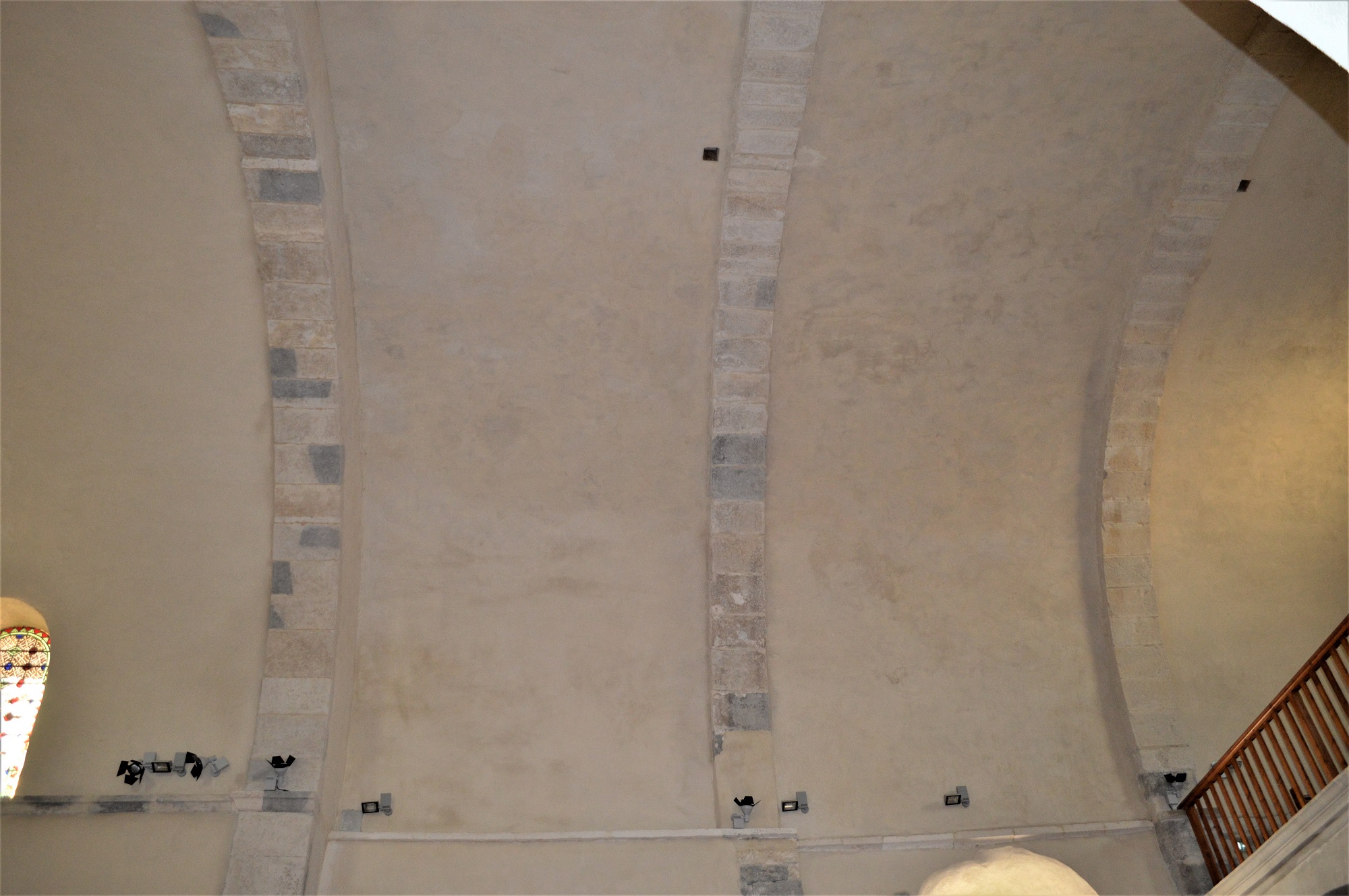 Enduit au mortier de chaux naturelle des voûtes et des murs de l'église de Valvignères