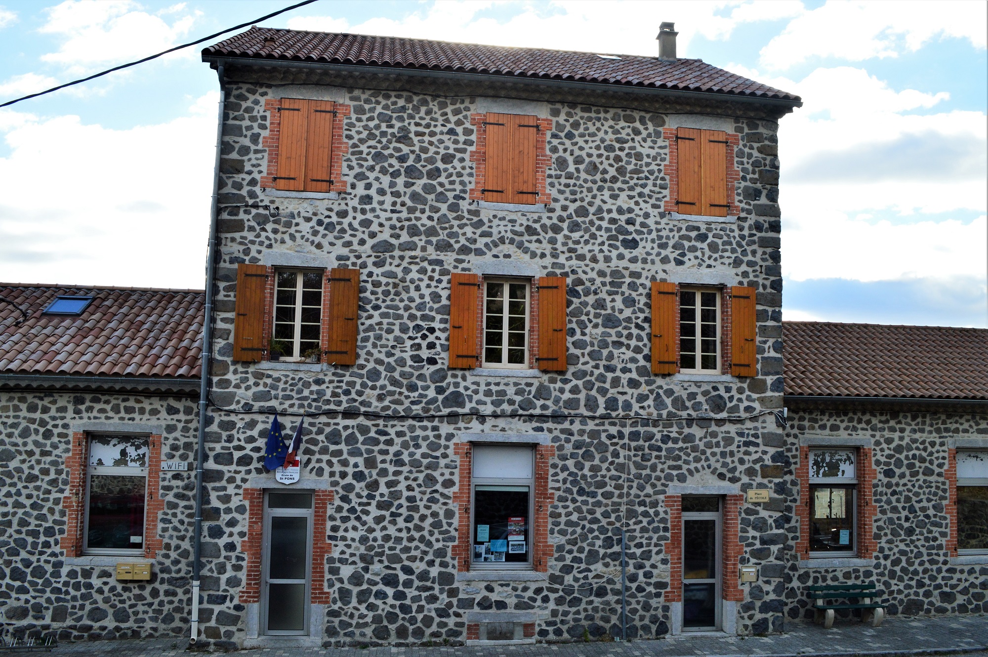 Jointoiement au mortier de chaux naturelle d'une façade en pierres de basaltes. Marché public à Saint Pons