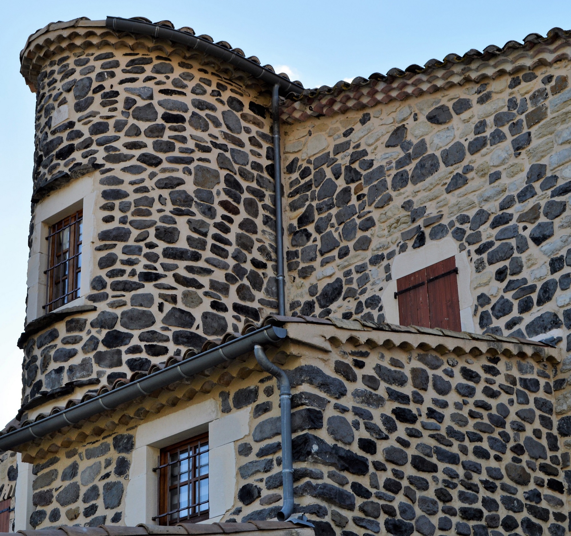 Création d'une tour en pierres de basalte. Compris taille et pose des encadrements en pierres