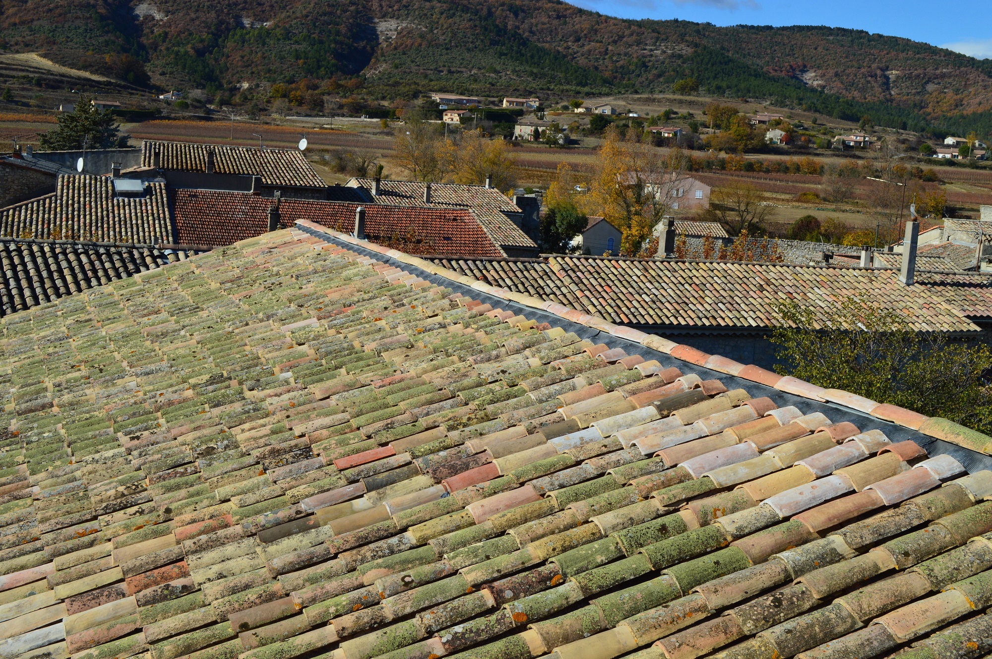 Réfection de la toiture de l'église de Valvignères en tuiles à l'ancienne
