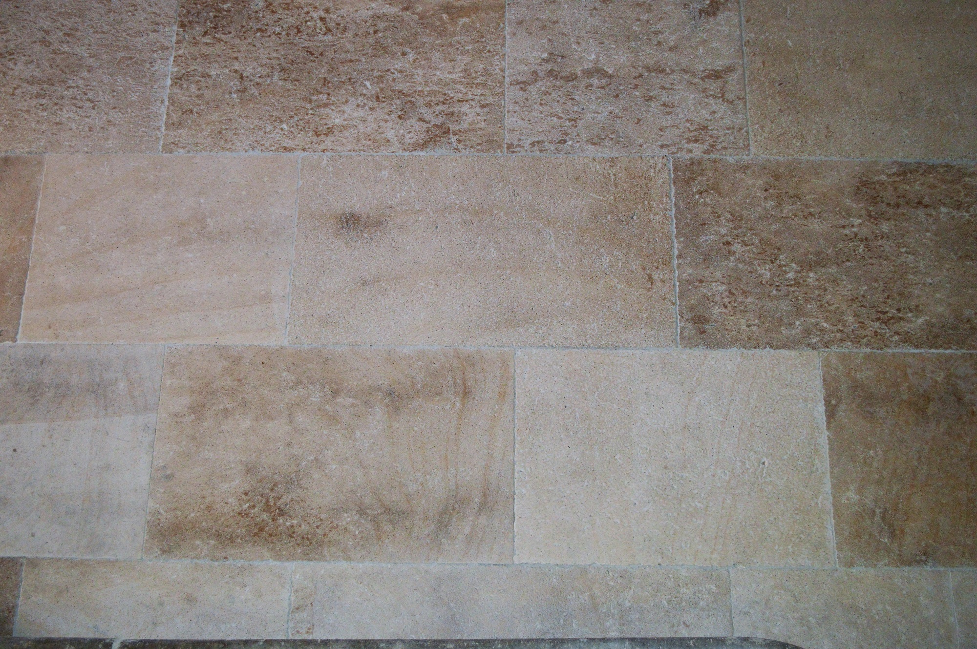 Pose de terres cuites et de dalles en pierre de Bourgogne sur un dallage de mortier de chaux dans l'église de Valvignères